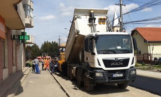 A început asflatarea pe o stradă importantă din Câmpia Turzii. S-a turnat stratul experimental