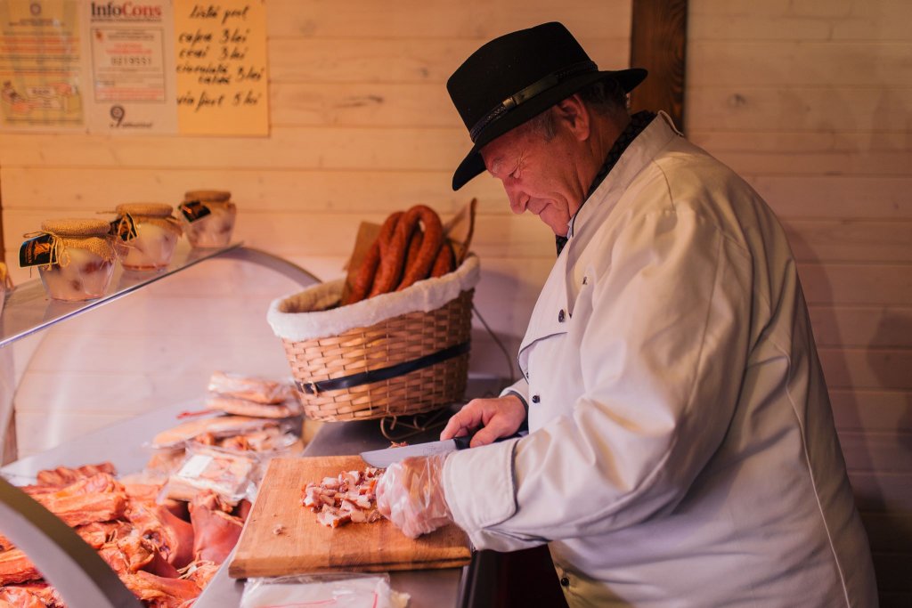 "O tehnoloagă se lăuda că, din 10 kg de carne, îmi face 100 kg de mezeluri. I-am zis să nu mai vină niciodată!"