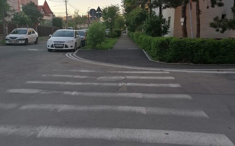 Nou în Cluj: trotuare coborâte pentru accesul carucioarelor şi marcaje pentru interzicerea parcării