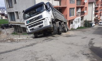 Basculantă răsturnată pe un bloc în Florești. A distrus parterul
