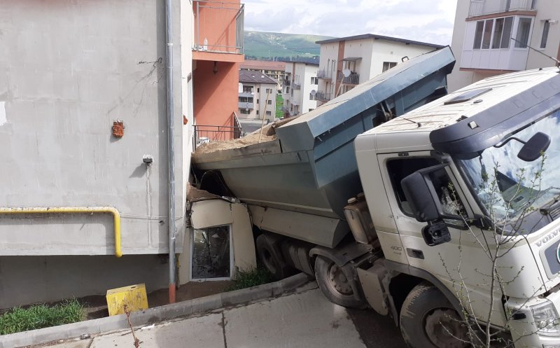 Basculantă răsturnată pe un bloc în Florești. A distrus parterul