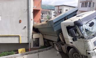 Basculantă răsturnată pe un bloc în Florești. A distrus parterul