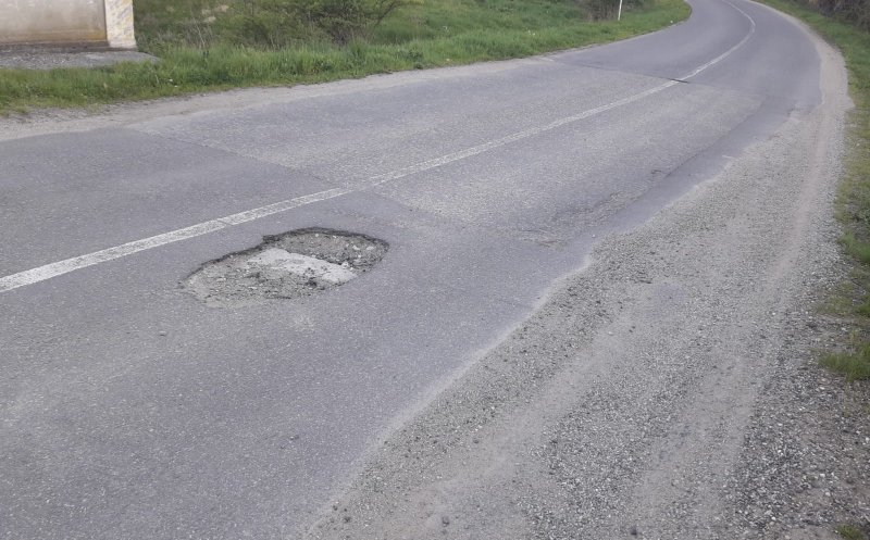 Drum județean din Cluj, "mâncat" de gropi la doar un an de la modernizare