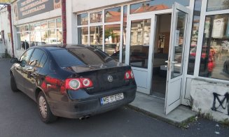 Parcare à la Cluj pe trotuar, fix în faţa Inspectoratului de Poliţie de pe Traian