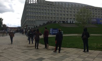 Sute de persoane la coadă, la deschiderea MARATONULUI VACCINĂRII de la Cluj / UMF, bilă neagră la organizare