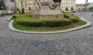 Bătaie de joc în centru Clujului. Statuia lui Matei Corvin din Piața Unirii, în paragină