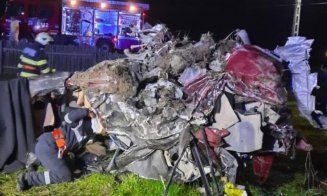 Doi tineri din Cluj, morți într-o mașină făcută pachet. Șoferul a pierdut controlul volanului din cauza vitezei