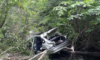 Accident Cluj. O mașină a plonjat într-un pârâu