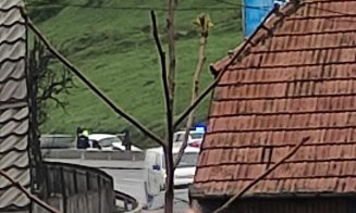 Accident la urcare pe Feleac. Una dintre mașini a ajuns în șanț/ Doi pietoni răniți