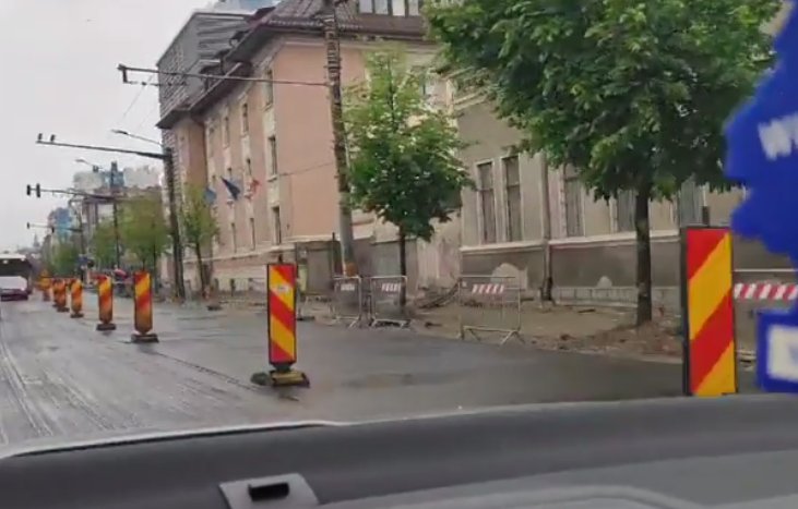 Pe ploaie se lucrează "Diferit" la Cluj-Napoca: Un km de stradă blocată pe 21 Decembrie şi o mână de muncitori cu un singur utilaj