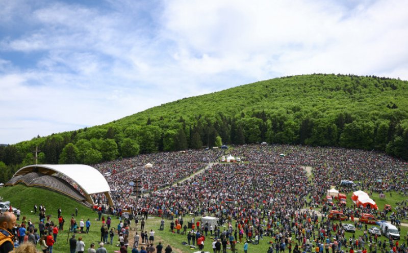 Mii de persoane la pelerinajul de Rusaliile Catolice. Directorul UNTOLD: Care e diferența între pelerinajul de azi și un festival?