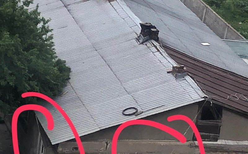 Familia evacuată de pe Meșterul Manole  își improvizează altă locuință în același spațiu. Vecini: "Sparg geamurile cu pietre, aruncă cu cap de găină în semn de intimidare''