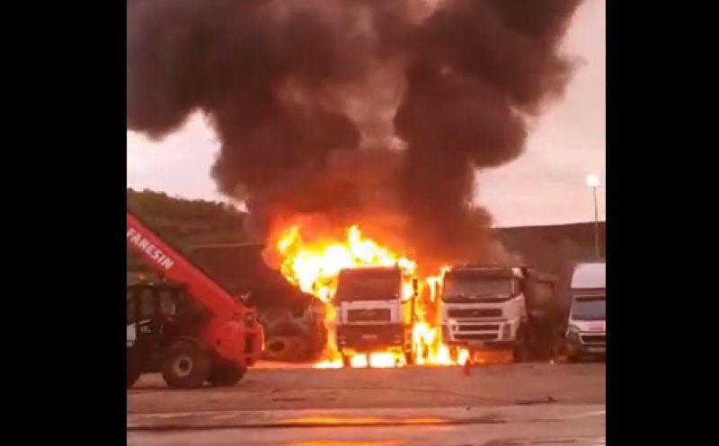 Două autocamioane s-au făcut scrum într-o parcare din Cluj. De la ce a pornit incendiul