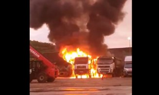 Două autocamioane s-au făcut scrum într-o parcare din Cluj. De la ce a pornit incendiul