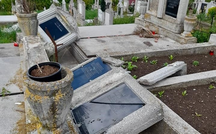 CIMITIR VANDALIZAT în Cluj-Napoca. S-a deschis dosar penal pentru profanare de morminte