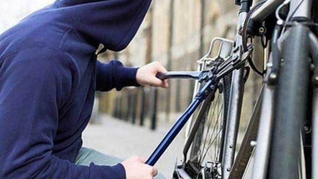 Tânăr de 18 ani, după gratii pentru o bicicletă. A furat-o dintr-o curte din Cluj-Napoca