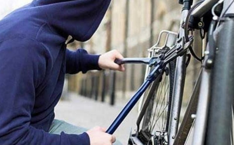 Tânăr de 18 ani, după gratii pentru o bicicletă. A furat-o dintr-o curte din Cluj-Napoca