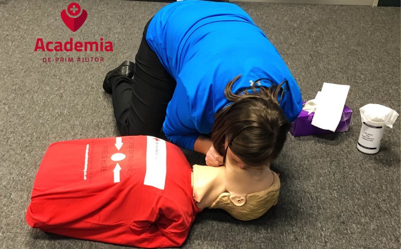 Doi tineri din Cluj-Napoca le-au arătat oamenilor, pe stradă, cum se face corect o resuscitare