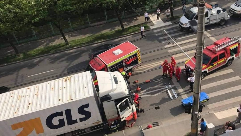 ACCIDENT MORTAL în Cluj-Napoca. L-a strivit cu TIR-ul pe trecerea de pietoni de pe Bulevardul Muncii