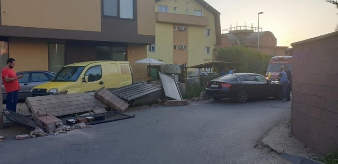 Accident în Florești. Un șofer mangă a "reușit" să pună la pământ un gard din cărămidă