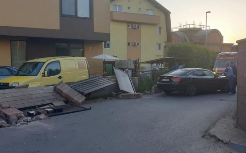 Accident în Florești. Un șofer mangă a "reușit" să pună la pământ un gard din cărămidă
