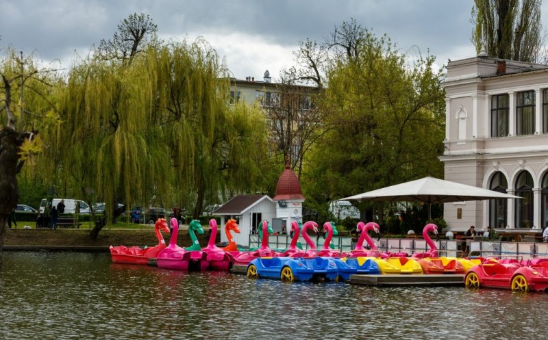 Revin dragonii, flamingo, lebedele și mașinuțele pe lacurile Chios şi Gheorgheni. Programul şi preţurile