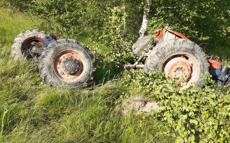 Accident grav la Cluj. Un bărbat a fost prins sub un tractor