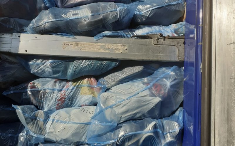 Tone de deșeuri textile care trebuiau să ajungă la Cluj, oprite de polițiști în Vama Borș
