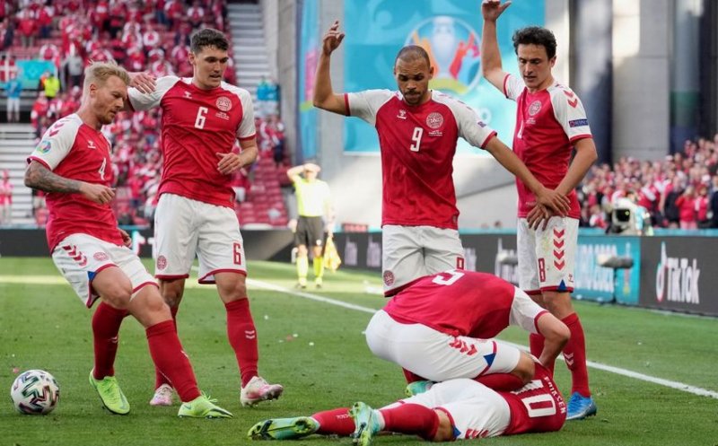 Moment șocant la Campionatul European de Fotbal! Un jucător s-a prăbușit pe teren și a avut nevoie de resuscitare / Fotbalistul a fost stabilizat la spital