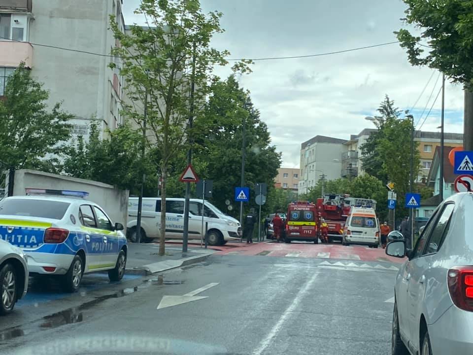 Foc într-un apartament pe Fabricii de Zahăr. Mai multe persoane evacuate/ Trei răniți