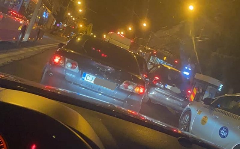Clujean exasperat în trafic: "Seriosss???!!! La 23.00 bară la bară??"