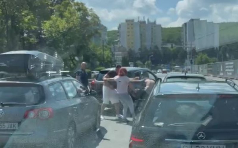 Bătaie în trafic la capătul Mănășturului. Au blocat drumul și s-au luat la pumni în plină stradă