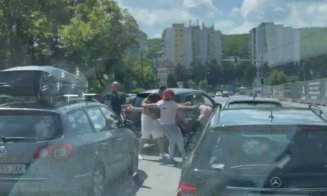 Bătaie în trafic la capătul Mănășturului. Au blocat drumul și s-au luat la pumni în plină stradă