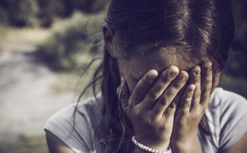 Minoră de 12 ani din Cluj agresată sexual şi șantajată cu poze compromițătoare de un pedofil întâlnit pe internet