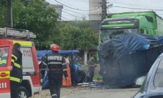 Accident grav la Cluj. Impact între un TIR și un microbuz/ O tânără și un bebeluș, transportați la spital