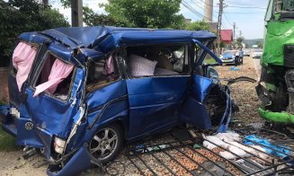 Accident grav la Cluj. Impact între un TIR și un microbuz