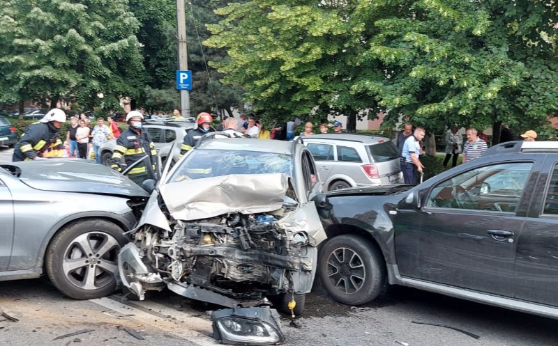 Accident cu trei mașini pe Aurel Vlaicu. O tânără de 20 de ani a rămas încarcerată