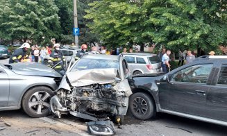 Accident cu trei mașini pe Aurel Vlaicu. O tânără de 20 de ani a rămas încarcerată