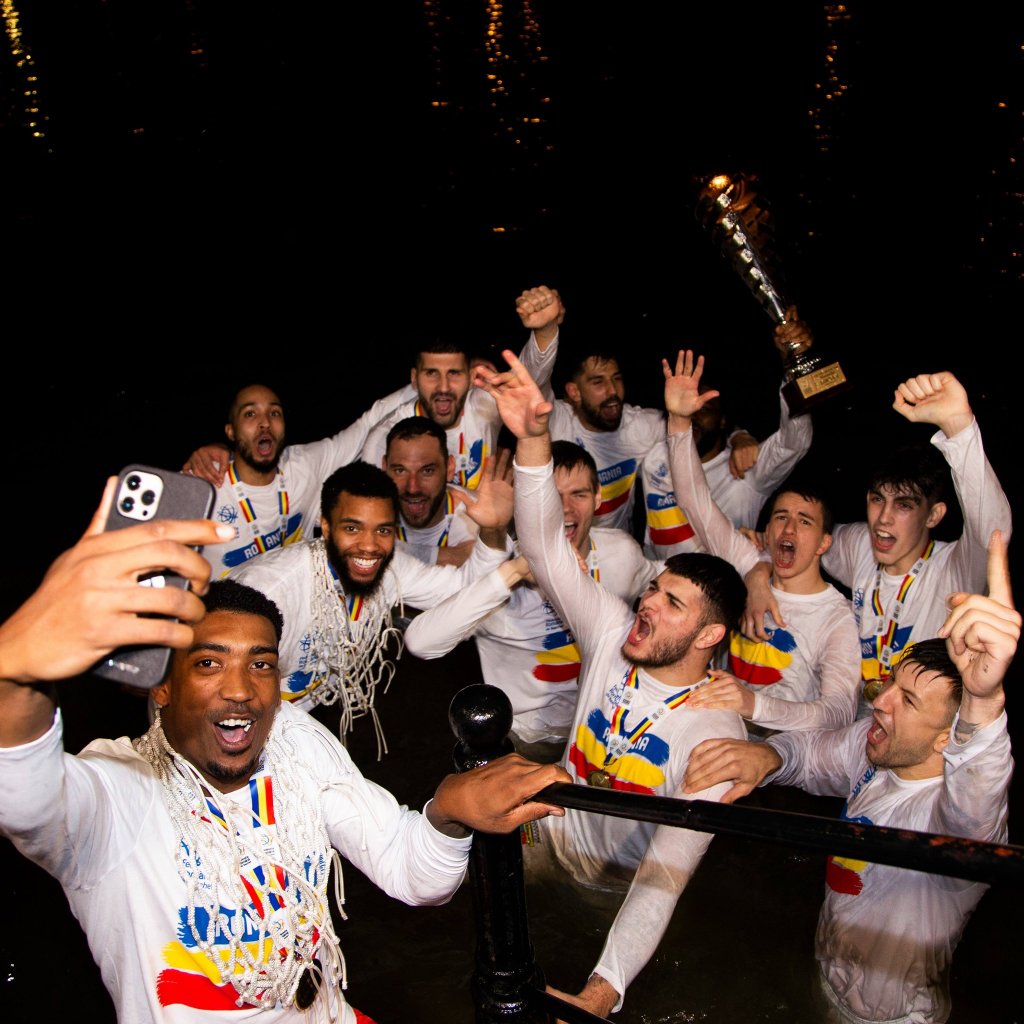 Campionii de la "U" BT au sărbătorit astă noapte câştigarea trofeului cu o "tradiţională" baie în Someş