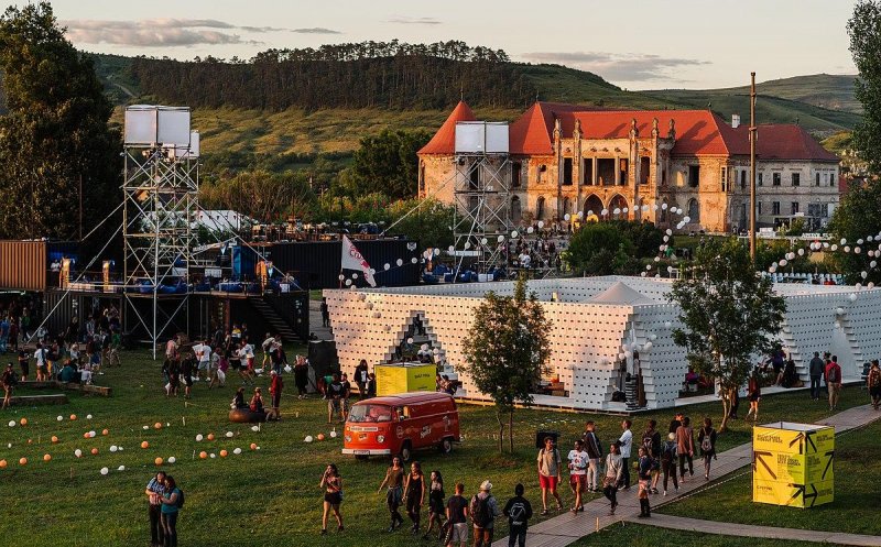 Poți merge la Untold sau Electric Castle dacă ești vaccinat cu AstraZeneca? Răspunsul medicului Alexandru Rafila