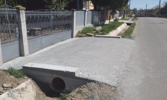 Se lucrează la căile de acces de pe drumurile județene recent reparate