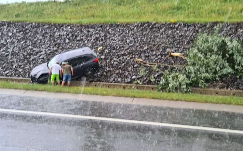 O mașină a zburat de pe drum pe Autostrada Transilvania