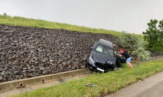 O mașină a zburat de pe drum pe Autostrada Transilvania