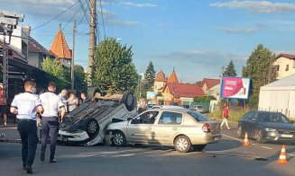 ACCIDENT în Cluj-Napoca. I-a răsturnat maşina cu roţile în sus şi l-a băgat în spital
