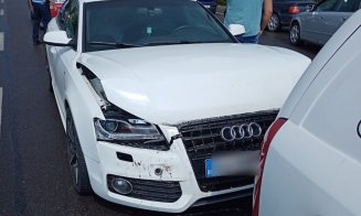 ACCIDENT cu trei maşini pa strada Traian Vuia din Cluj-Napoca. Salvatorii au descarcerat un bărbat de 60 de ani