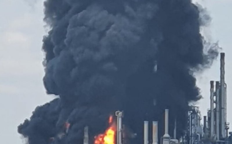 Explozie puternică la Rafinăria Petromidia din Năvodari. Doi oameni au fost răniți