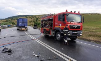 ACCIDENT MORTAL pe DN1, în judeţul Cluj! A intrat pe contrasens într-un camion care a luat foc. Pasagerul din dreapta şi-a pierdut viaţa