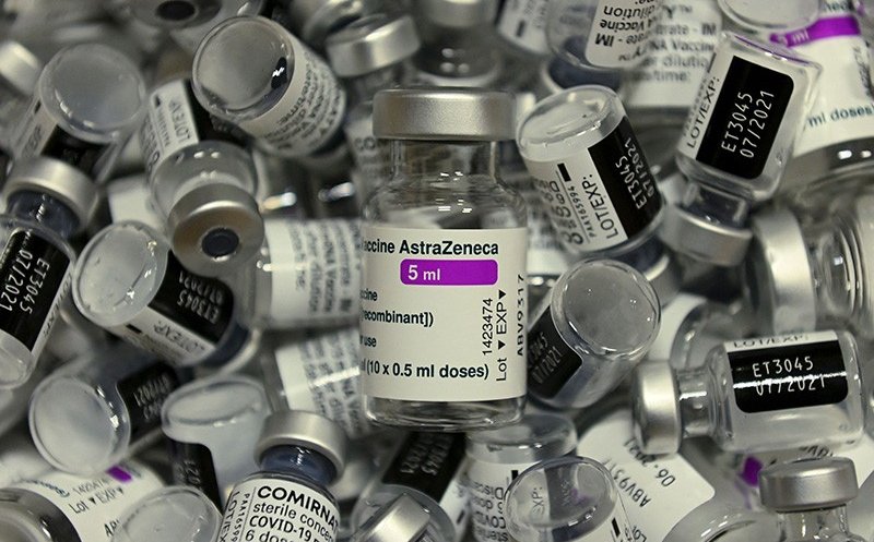 100.000 de doze de vaccin vin în România, iar alte 100.000 de doze pleacă