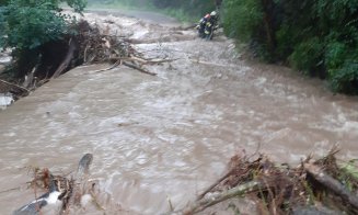 Ploaia a făcut prăpăd în comuna Iara din Cluj: Drum surpat şi zeci de gospodării fără curent