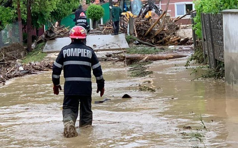 Un şofer a fost prins de viitură în timp ce se afla în mașină, în județul Cluj